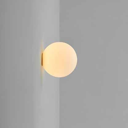 Okrągła lampa ścienna z mlecznego szkła minimalistyczna