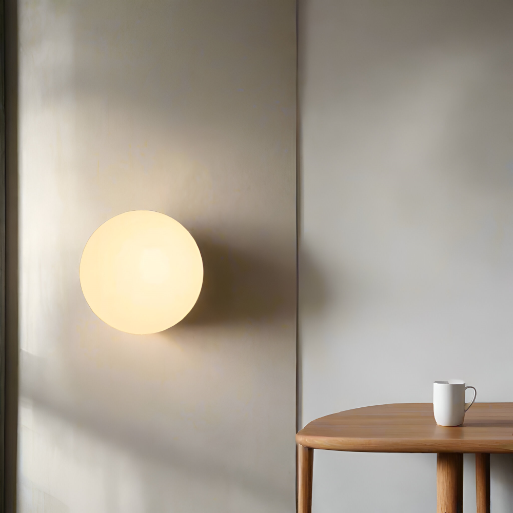 Okrągła lampa ścienna z mlecznego szkła minimalistyczna