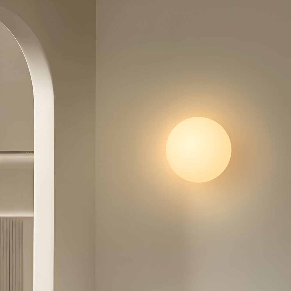 Okrągła lampa ścienna z mlecznego szkła minimalistyczna