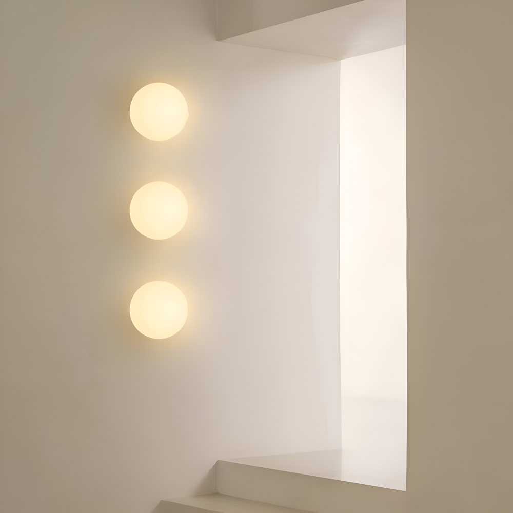 Okrągła lampa ścienna z mlecznego szkła minimalistyczna