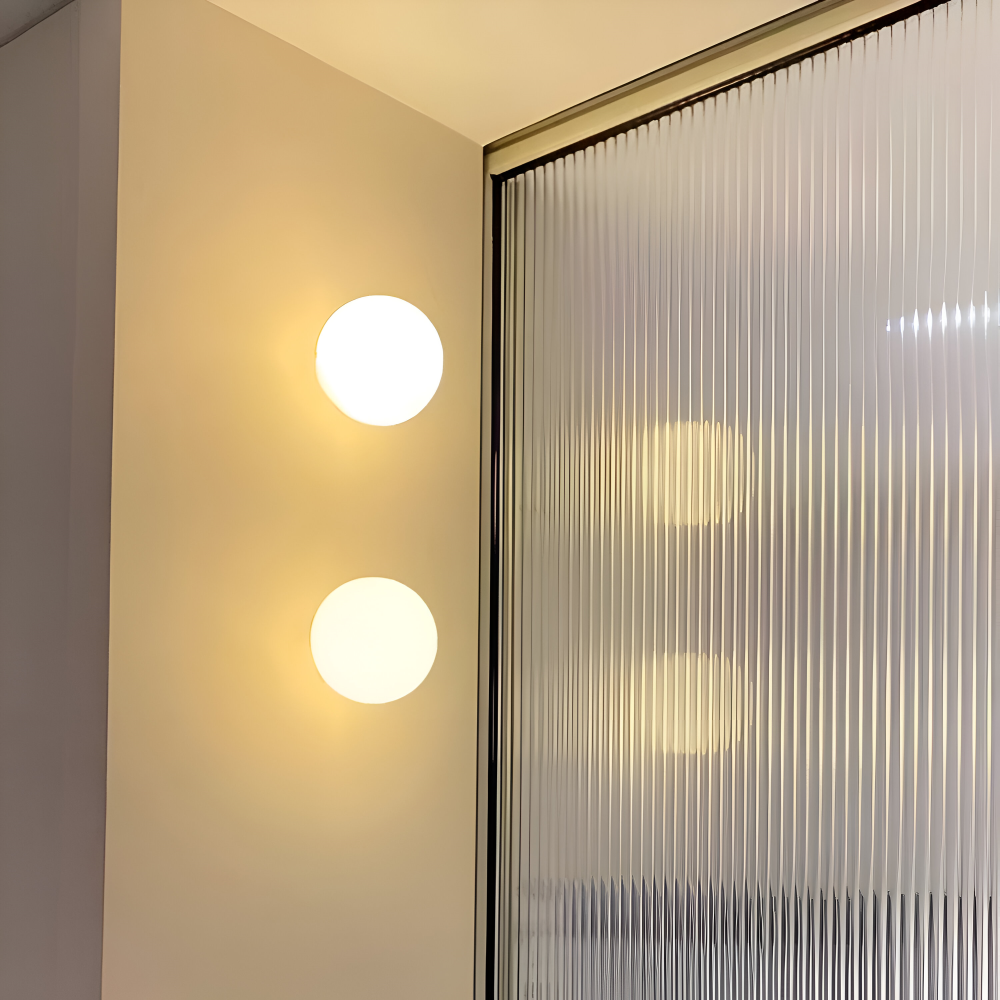 Okrągła lampa ścienna z mlecznego szkła minimalistyczna