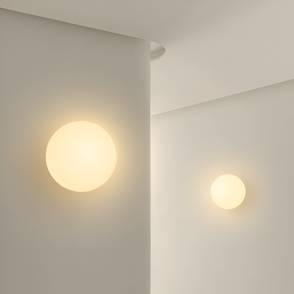 Okrągła lampa ścienna z mlecznego szkła minimalistyczna