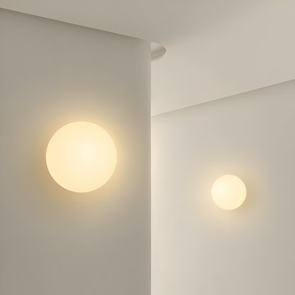 Okrągła lampa ścienna z mlecznego szkła minimalistyczna