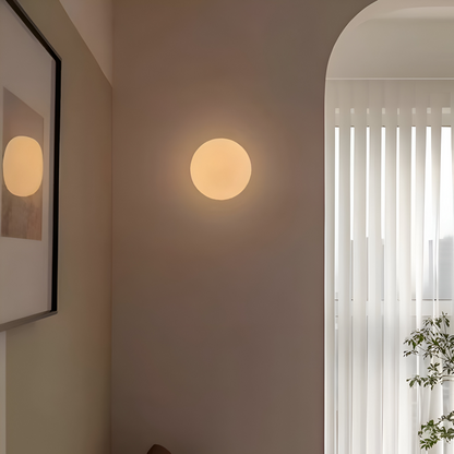 Okrągła lampa ścienna z mlecznego szkła minimalistyczna