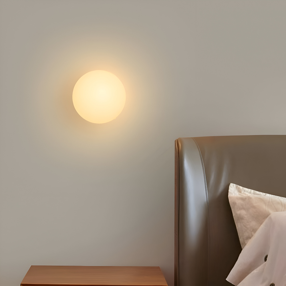 Okrągła lampa ścienna z mlecznego szkła minimalistyczna