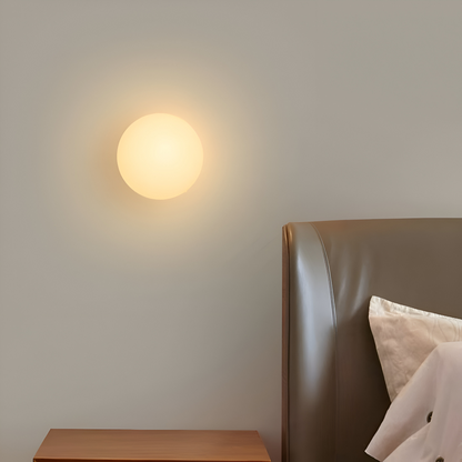 Okrągła lampa ścienna z mlecznego szkła minimalistyczna