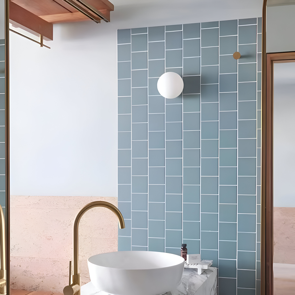 Okrągła lampa ścienna z mlecznego szkła minimalistyczna