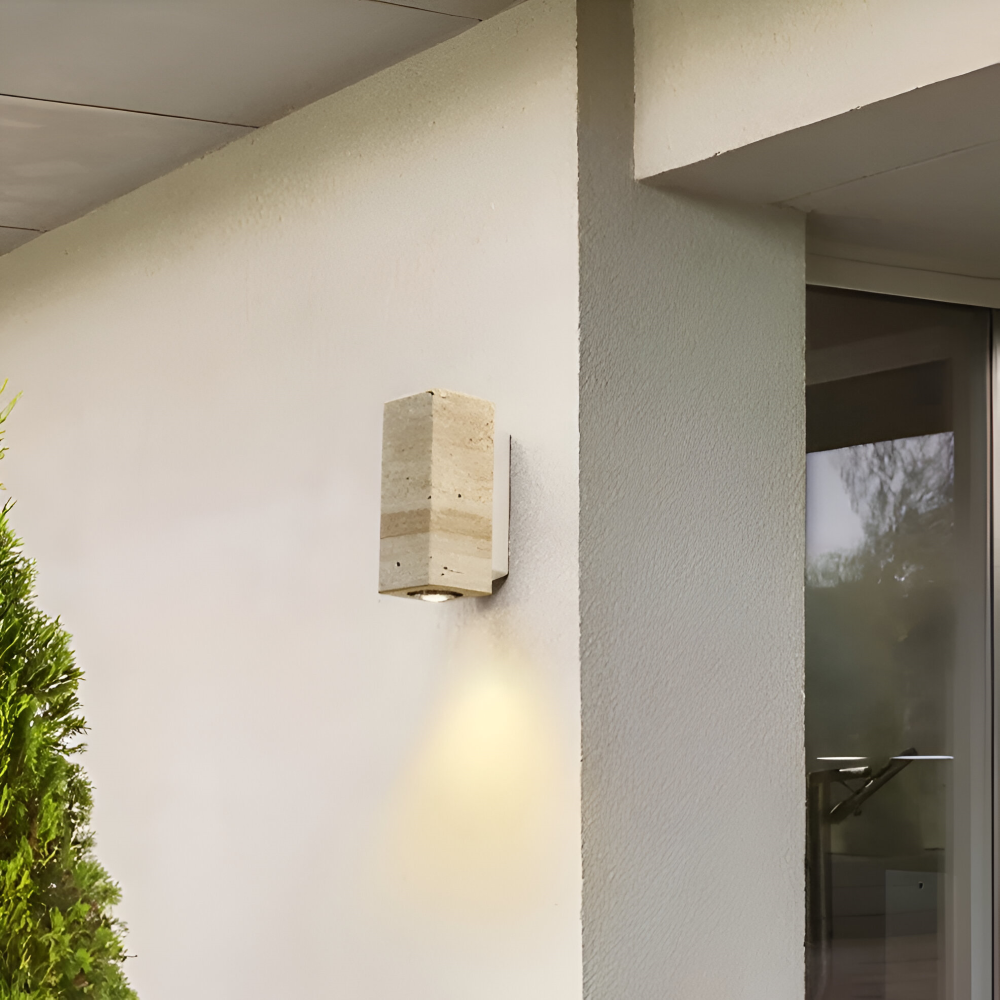 Lampa ścienna z trawertynu i podstawą z drewna lub metalu