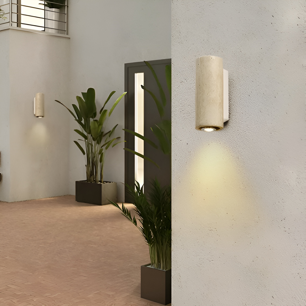 Lampa ścienna z trawertynu i podstawą z drewna lub metalu