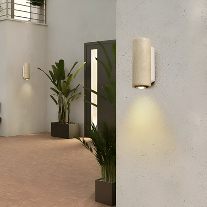 Lampa ścienna z trawertynu i podstawą z drewna lub metalu