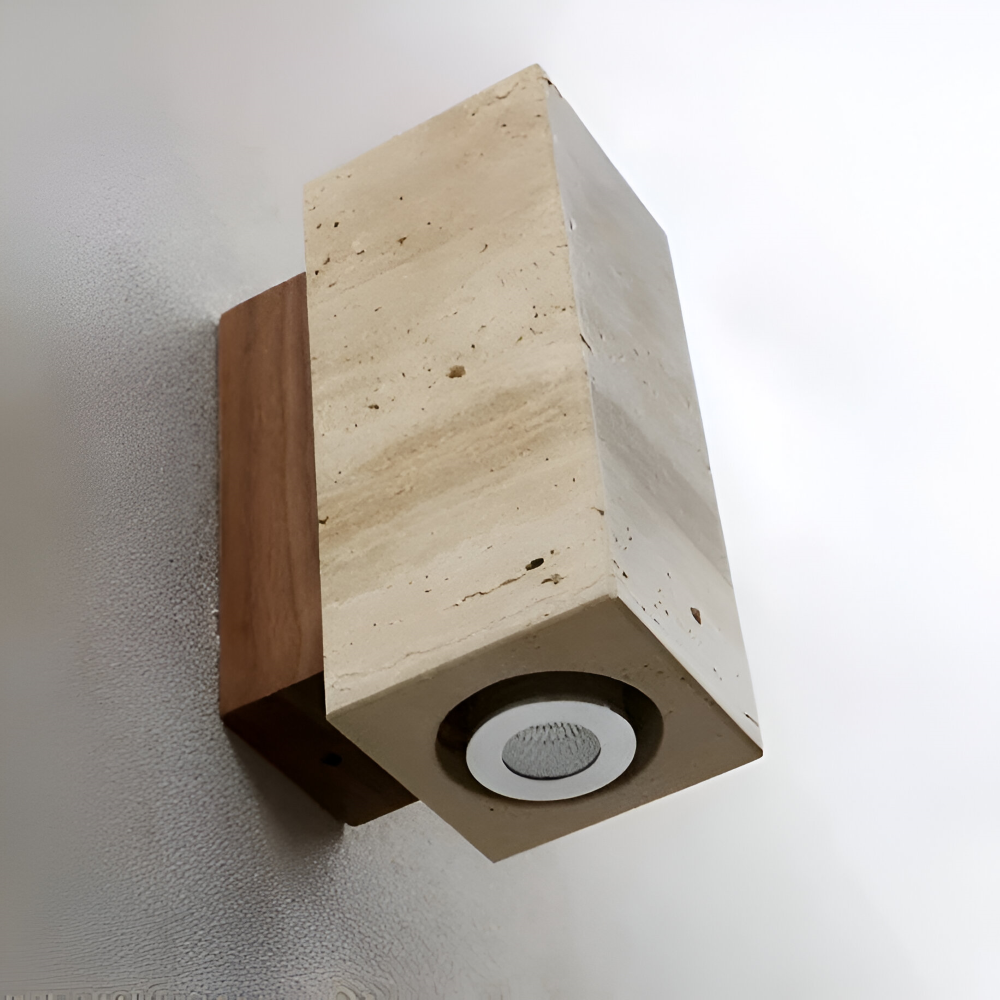 Lampa ścienna z trawertynu i podstawą z drewna lub metalu