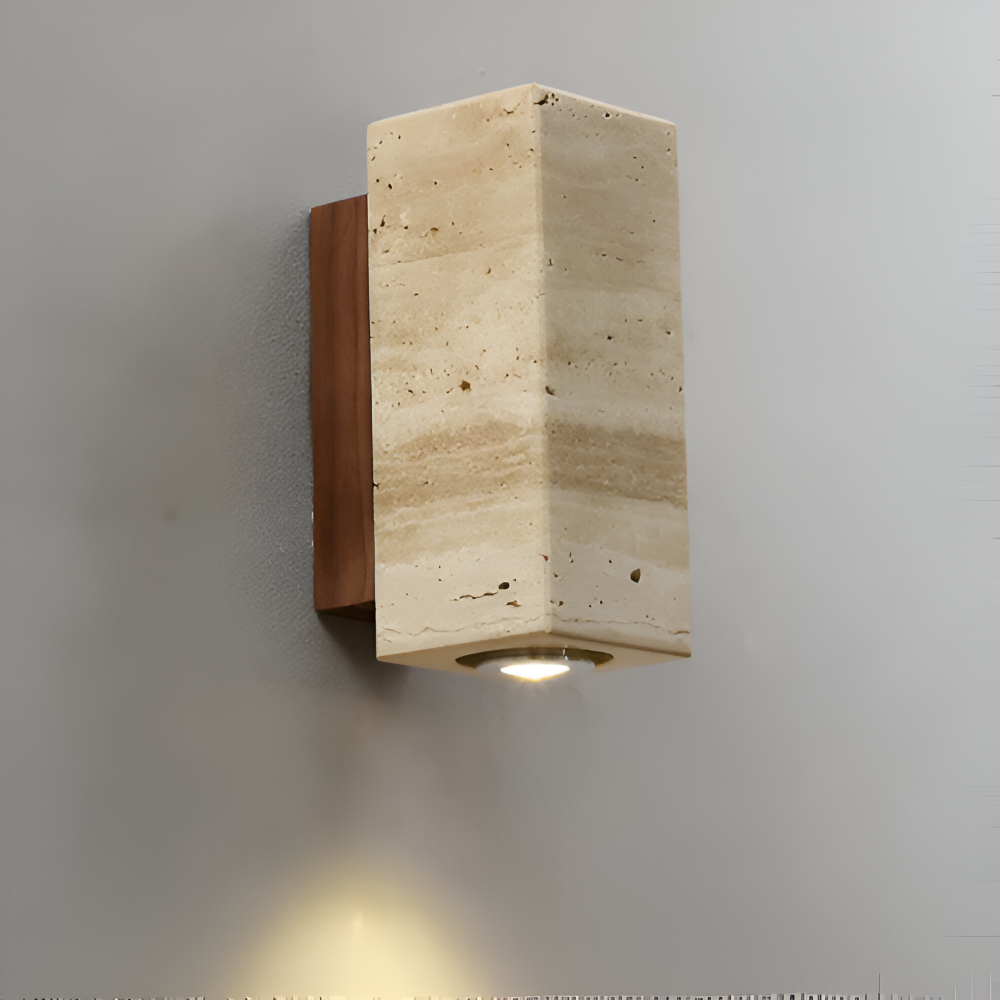 Lampa ścienna z trawertynu i podstawą z drewna lub metalu