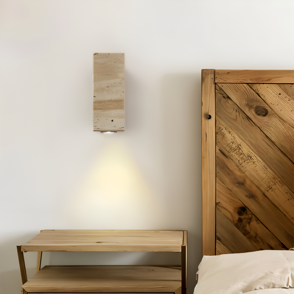 Lampa ścienna z trawertynu i podstawą z drewna lub metalu