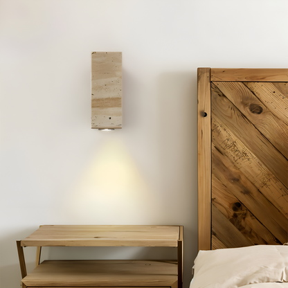 Lampa ścienna z trawertynu i podstawą z drewna lub metalu