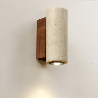 Lampa ścienna z trawertynu i podstawą z drewna lub metalu