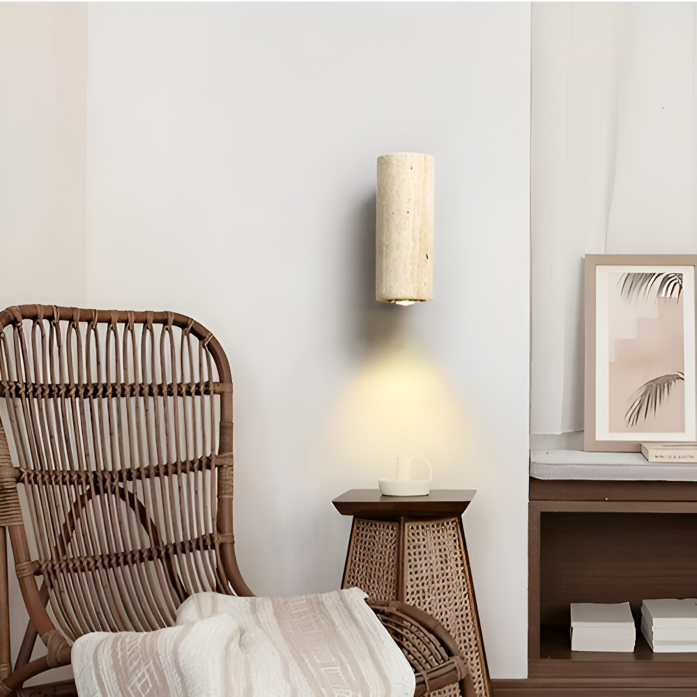Lampa ścienna z trawertynu i podstawą z drewna lub metalu