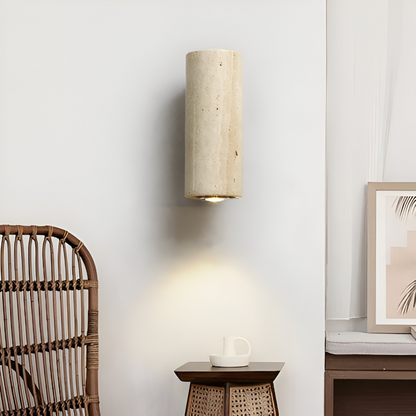 Lampa ścienna z trawertynu i podstawą z drewna lub metalu