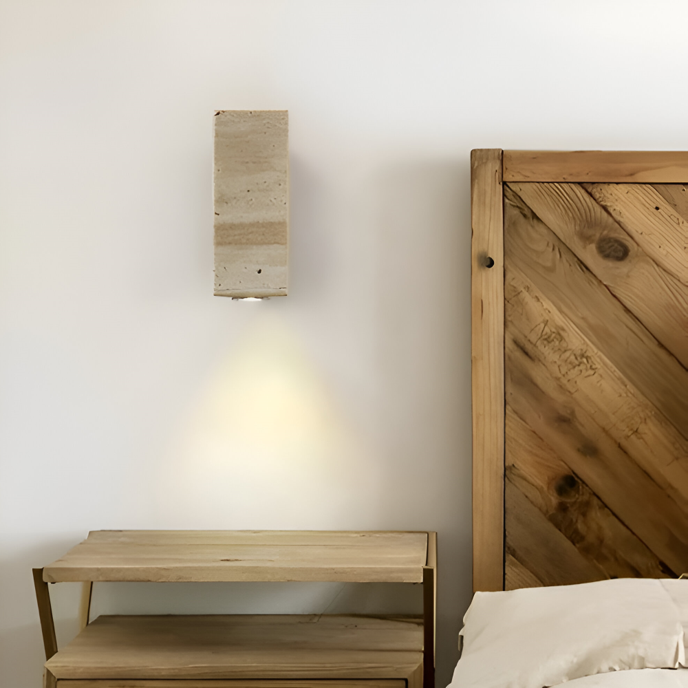 Lampa ścienna z trawertynu i podstawą z drewna lub metalu