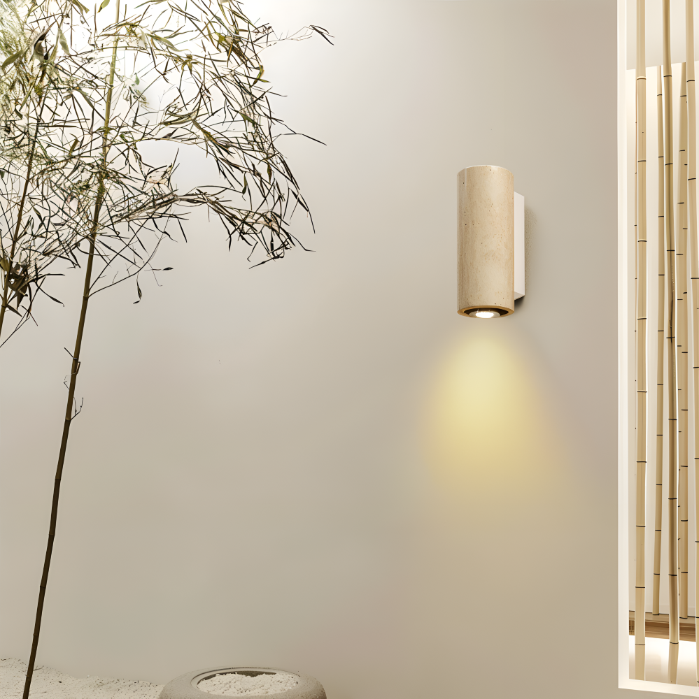Lampa ścienna z trawertynu i podstawą z drewna lub metalu