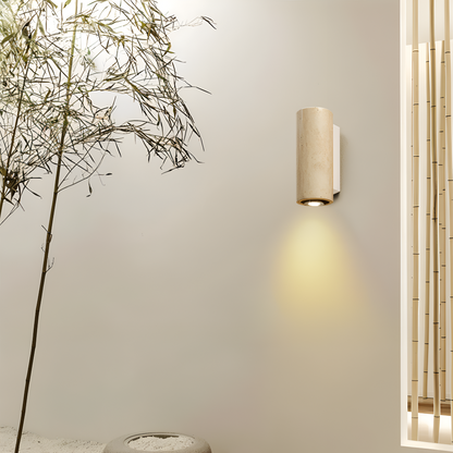 Lampa ścienna z trawertynu i podstawą z drewna lub metalu