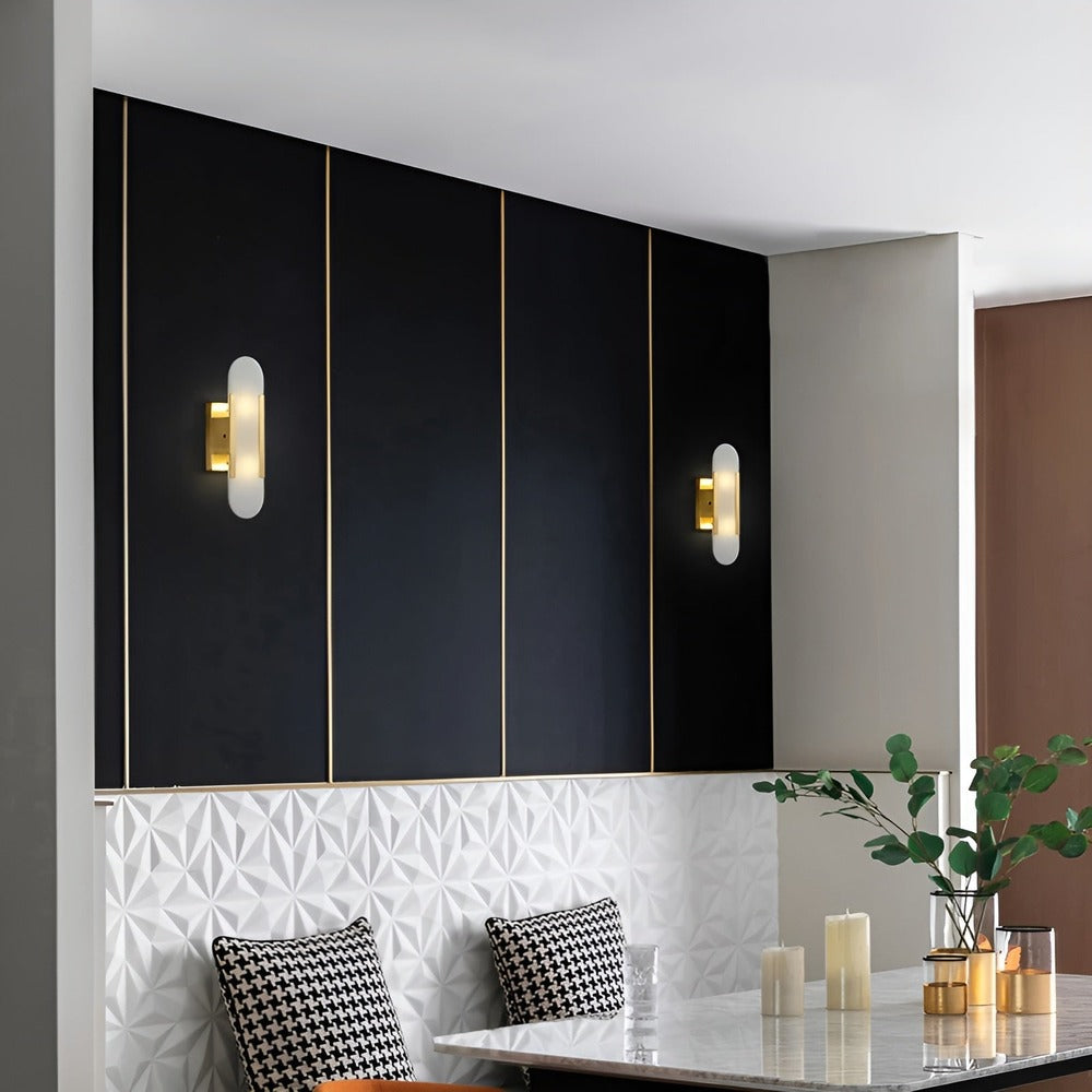 Lampa ścienna z alabastru i metalu do eleganckich wnętrz