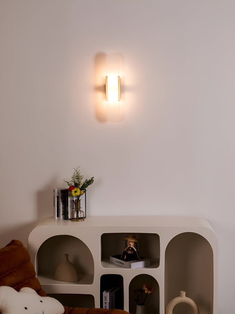 Lampa ścienna z alabastru i metalu do eleganckich wnętrz
