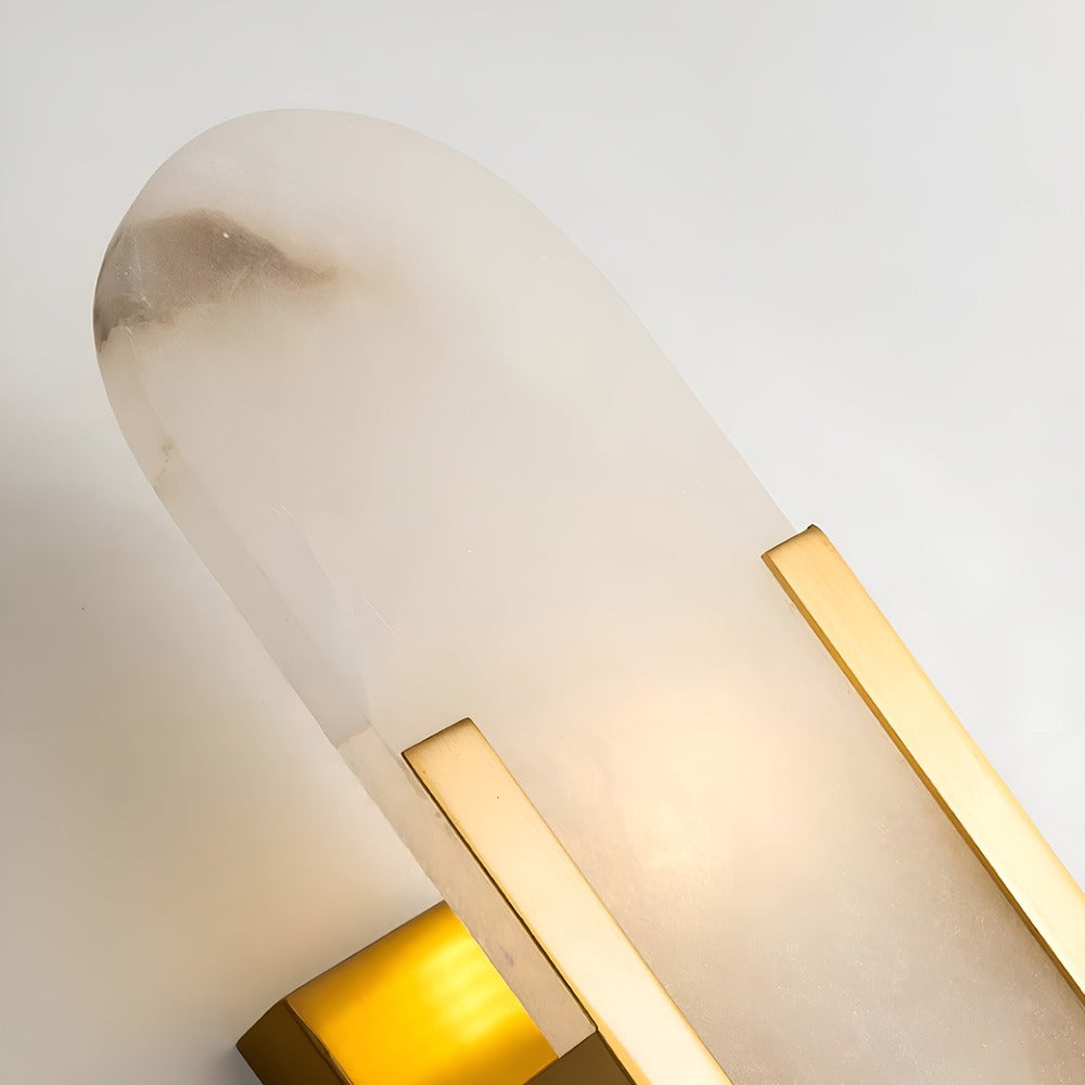 Lampa ścienna z alabastru i metalu do eleganckich wnętrz