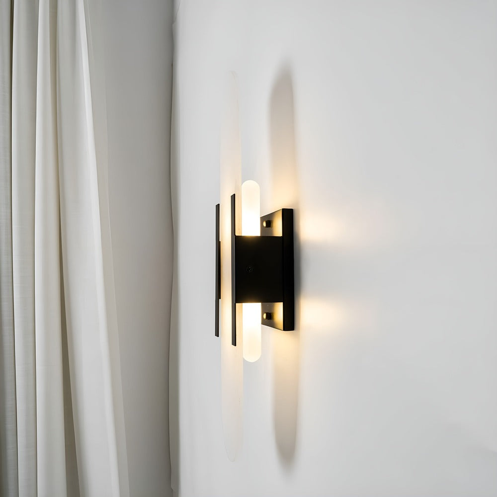 Lampa ścienna z alabastru i metalu do eleganckich wnętrz