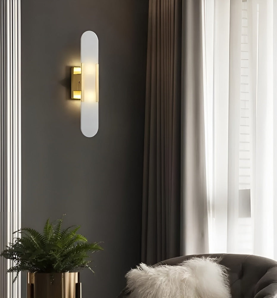 Lampa ścienna z alabastru i metalu do eleganckich wnętrz
