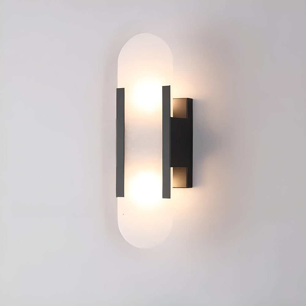 Lampa ścienna z alabastru i metalu do eleganckich wnętrz