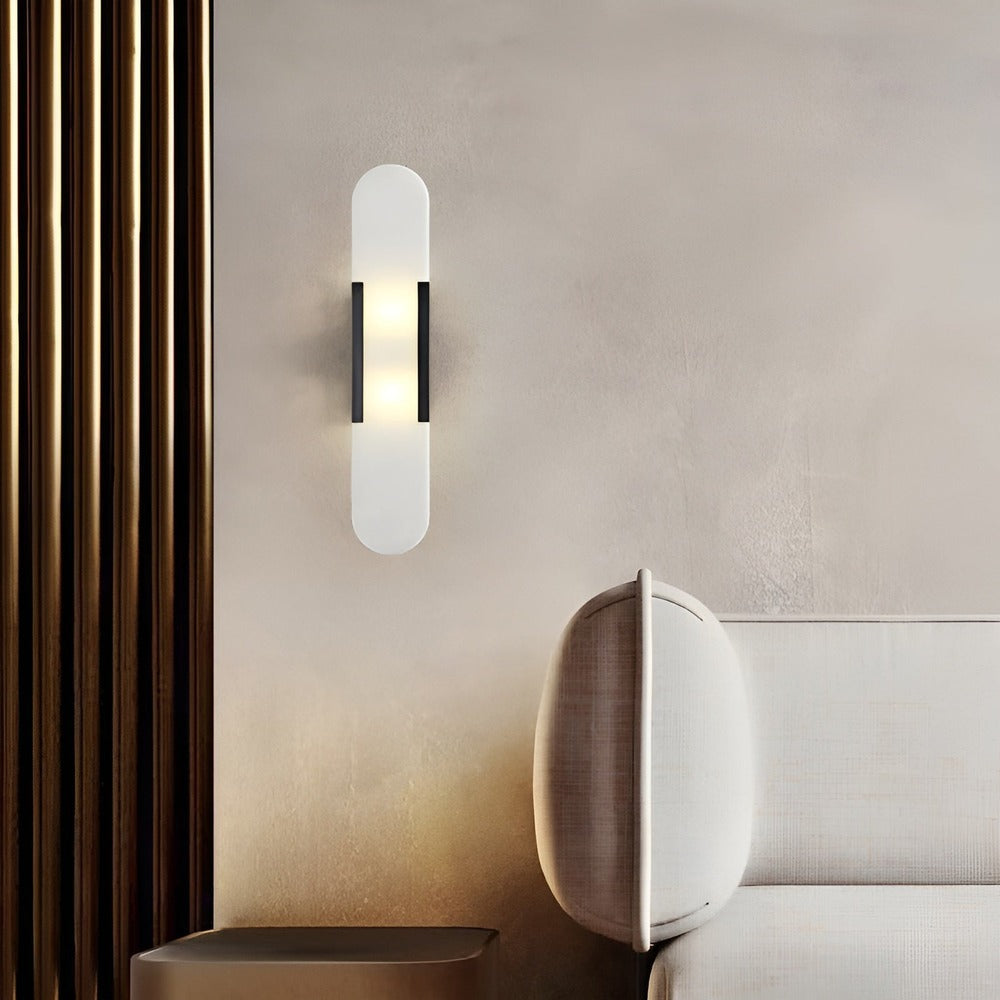 Lampa ścienna z alabastru i metalu do eleganckich wnętrz