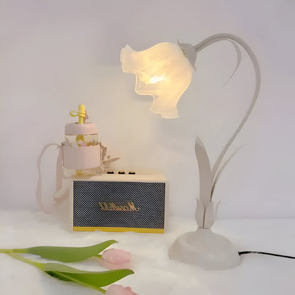 Lampa stołowa LED francuska antyczna z kwiatowym kloszem
