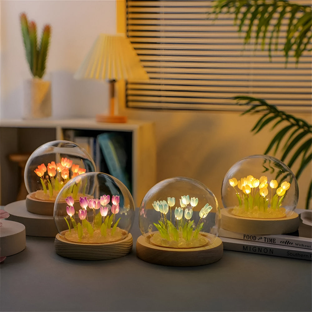 Dekoracyjna lampa LED z tulipanami pod szklaną kopułą