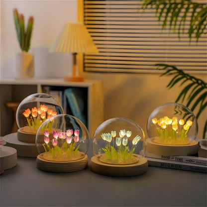 Dekoracyjna lampa LED z tulipanami pod szklaną kopułą