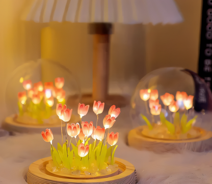 Dekoracyjna lampa LED z tulipanami pod szklaną kopułą