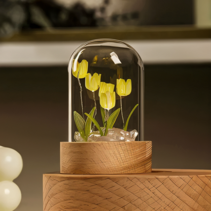 Dekoracyjna lampa LED z tulipanami pod szklaną kopułą