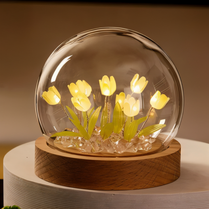 Dekoracyjna lampa LED z tulipanami pod szklaną kopułą