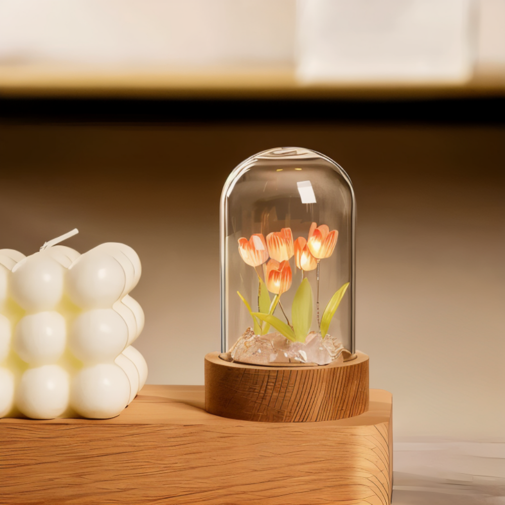 Dekoracyjna lampa LED z tulipanami pod szklaną kopułą