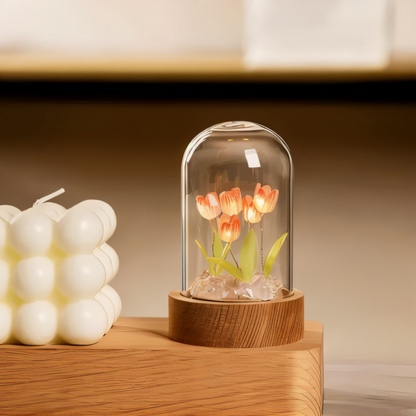 Dekoracyjna lampa LED z tulipanami pod szklaną kopułą