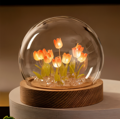 Dekoracyjna lampa LED z tulipanami pod szklaną kopułą