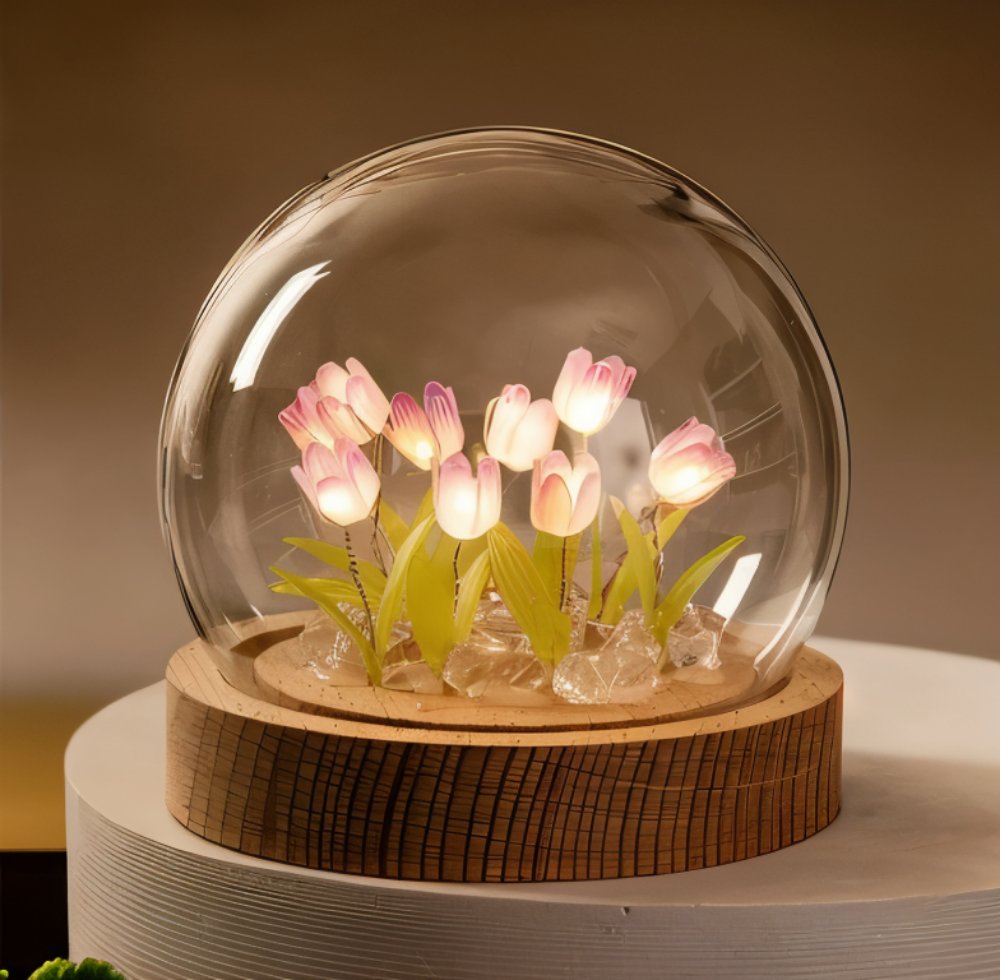 Dekoracyjna lampa LED z tulipanami pod szklaną kopułą