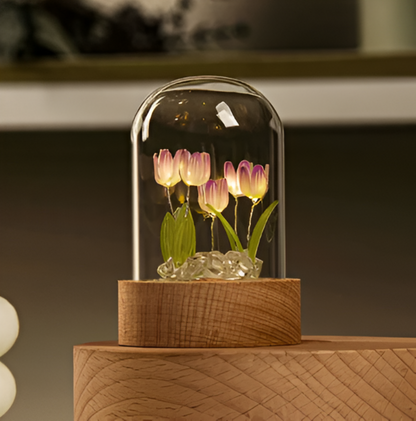 Dekoracyjna lampa LED z tulipanami pod szklaną kopułą