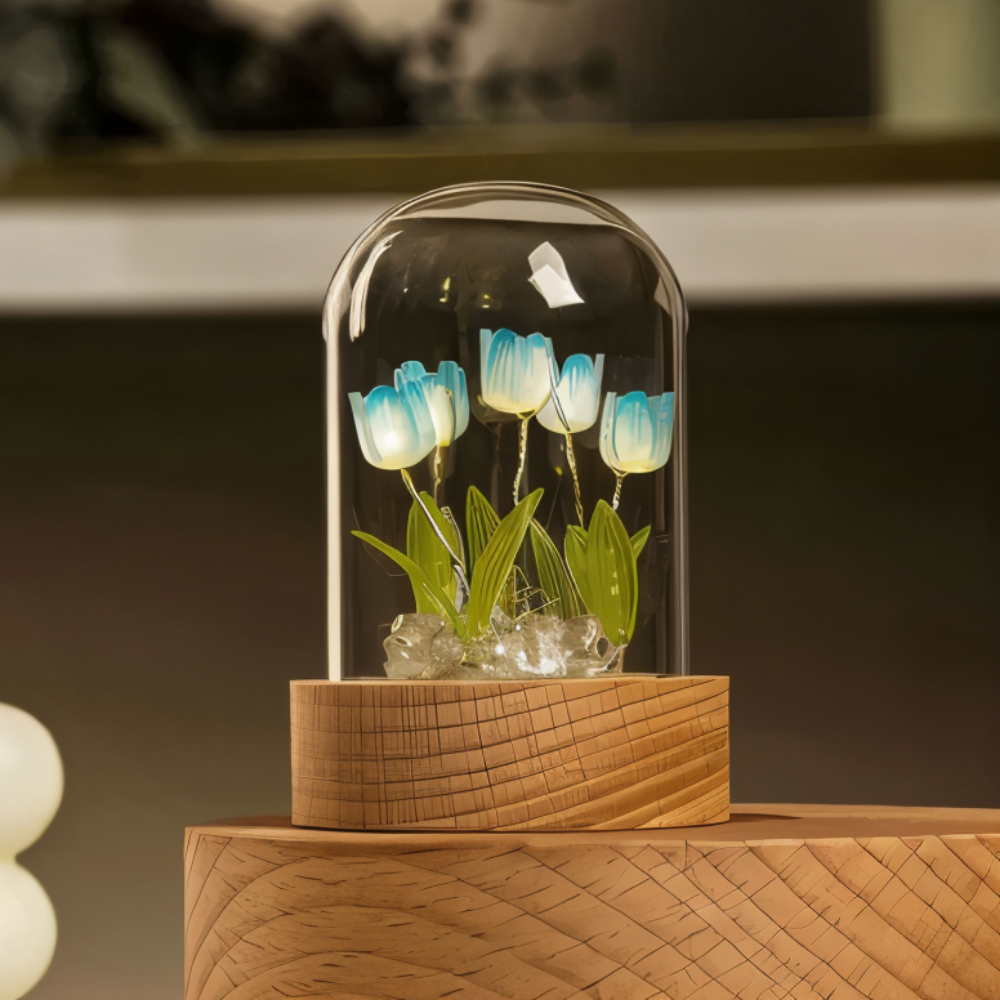 Dekoracyjna lampa LED z tulipanami pod szklaną kopułą