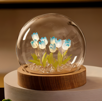 Dekoracyjna lampa LED z tulipanami pod szklaną kopułą