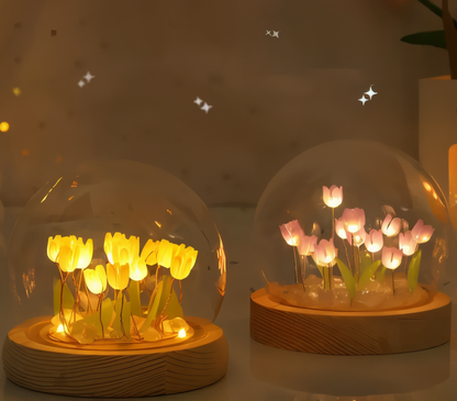 Dekoracyjna lampa LED z tulipanami pod szklaną kopułą