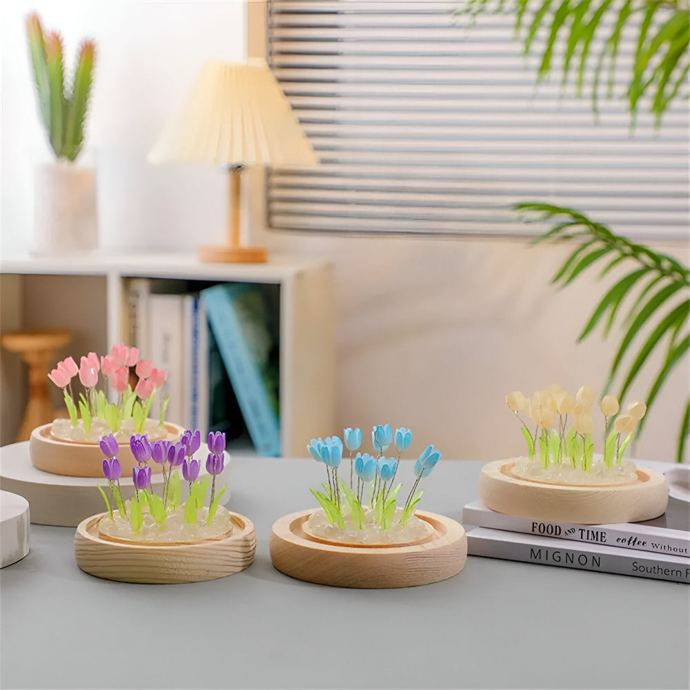 Dekoracyjna lampa LED z tulipanami pod szklaną kopułą