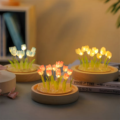 Dekoracyjna lampa LED z tulipanami pod szklaną kopułą