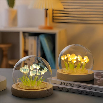 Dekoracyjna lampa LED z tulipanami pod szklaną kopułą