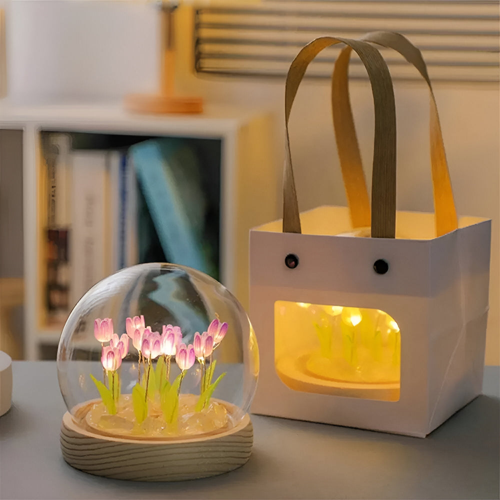 Dekoracyjna lampa LED z tulipanami pod szklaną kopułą