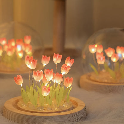 Dekoracyjna lampa LED z tulipanami pod szklaną kopułą